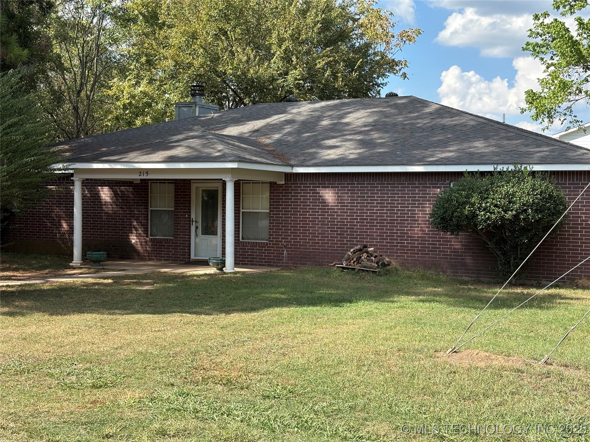 215 E Leecraft