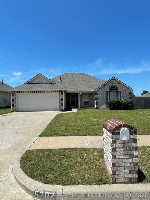 Photo of 5202 Redbud Drive, Sand Springs, OK 74063 (MLS # 2616841)