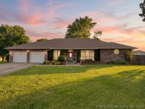 Photo of 1307 N Douglas Drive, Claremore, OK 74017 (MLS # 2617047)