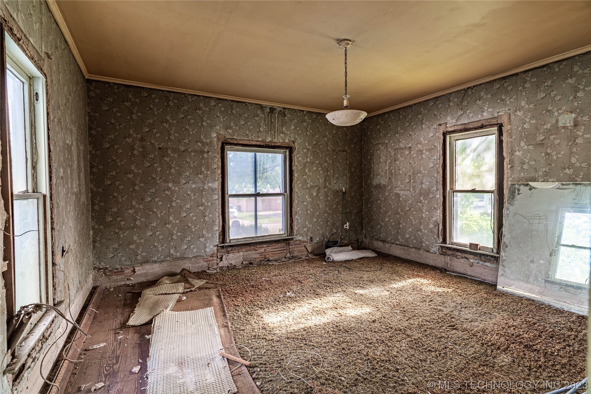 Photo 6 of 16 of 229 W 7th Avenue house