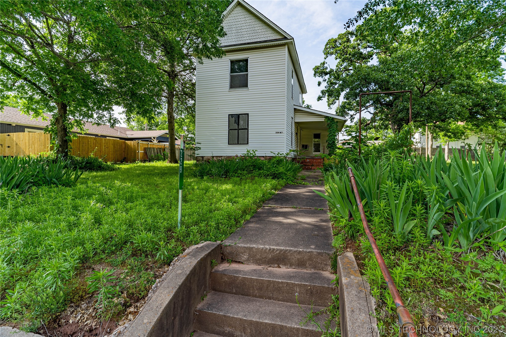Photo 2 of 16 of 229 W 7th Avenue house
