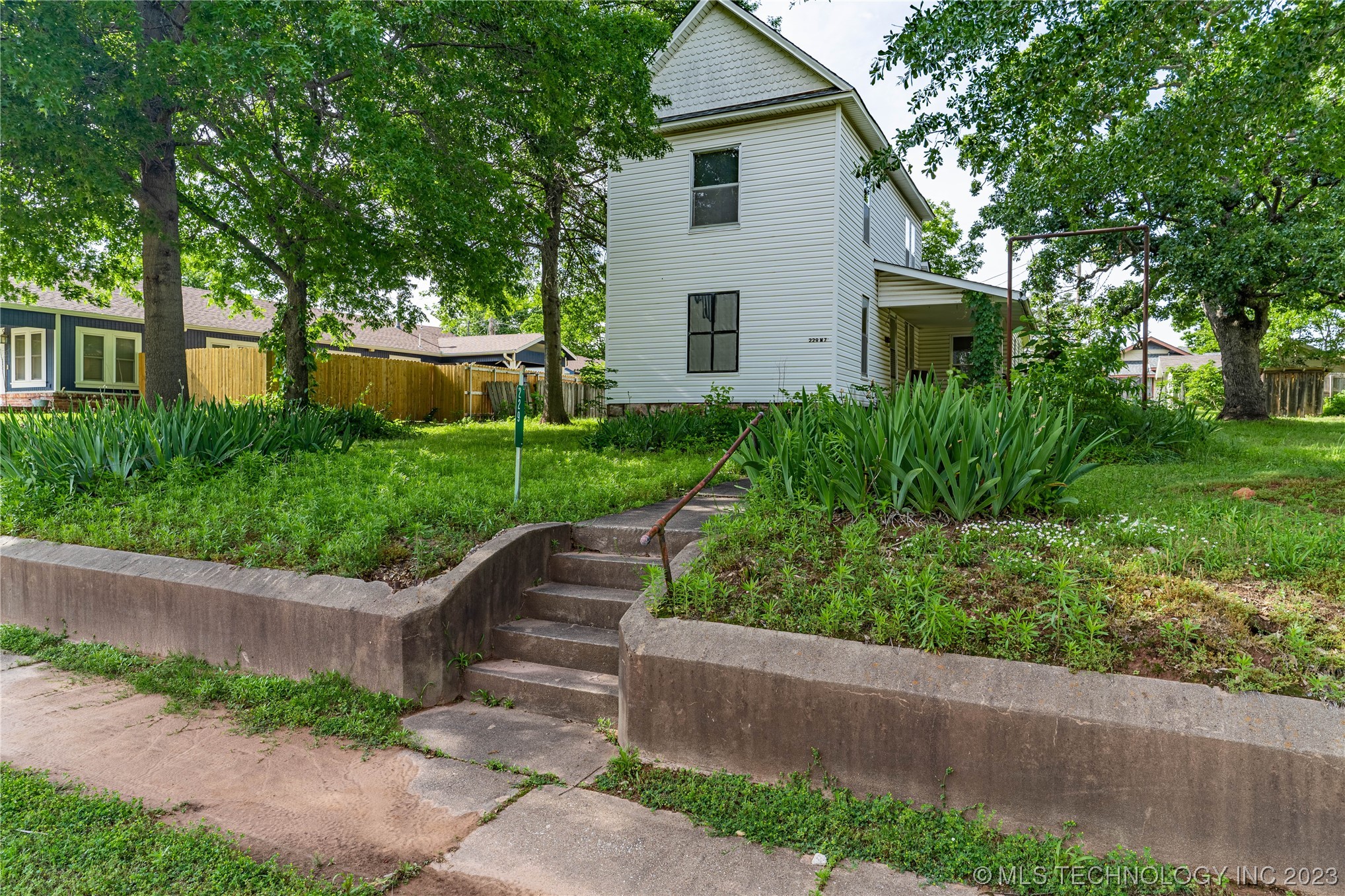 Photo 1 of 16 of 229 W 7th Avenue house