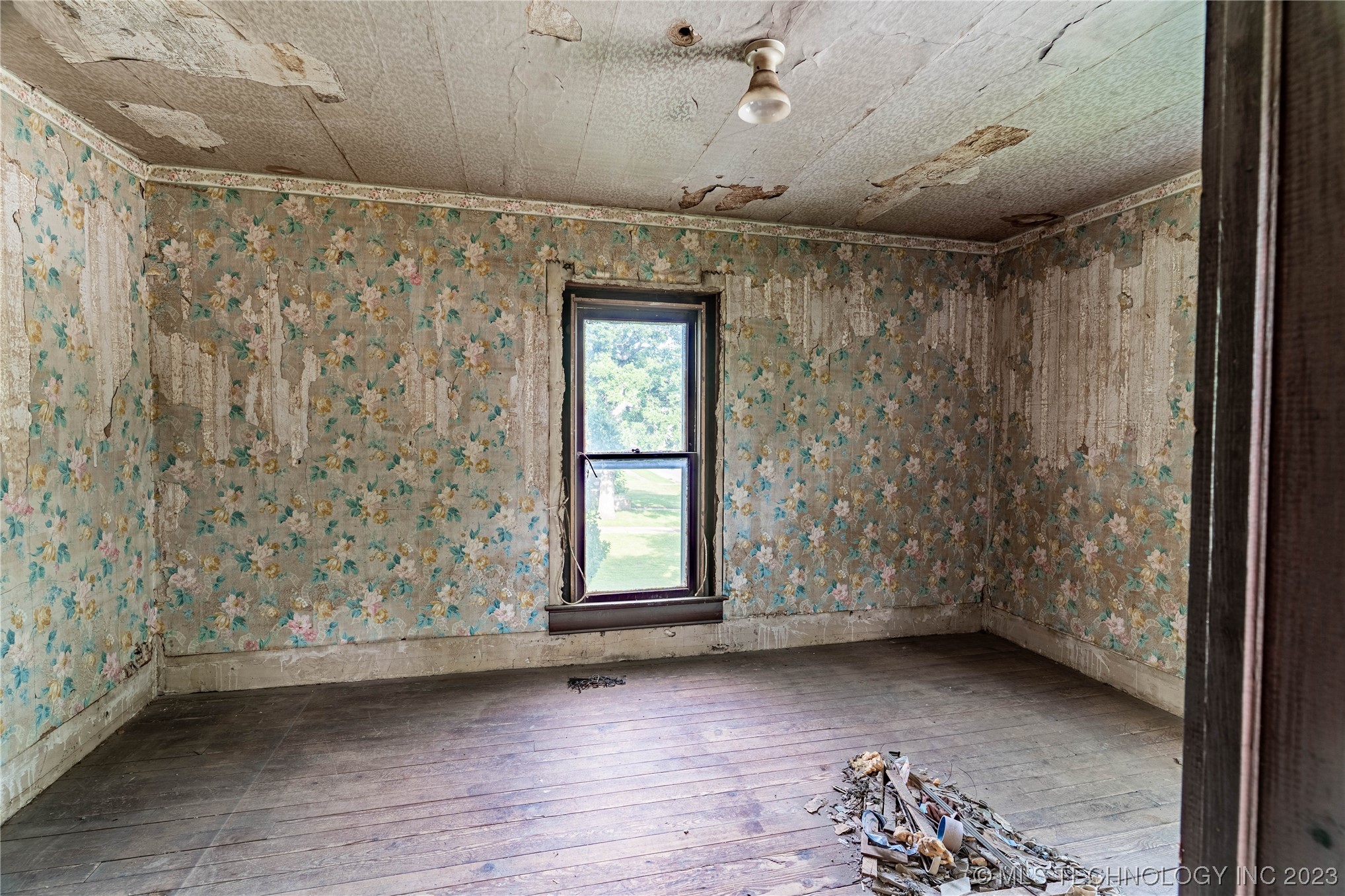 Photo 14 of 16 of 229 W 7th Avenue house