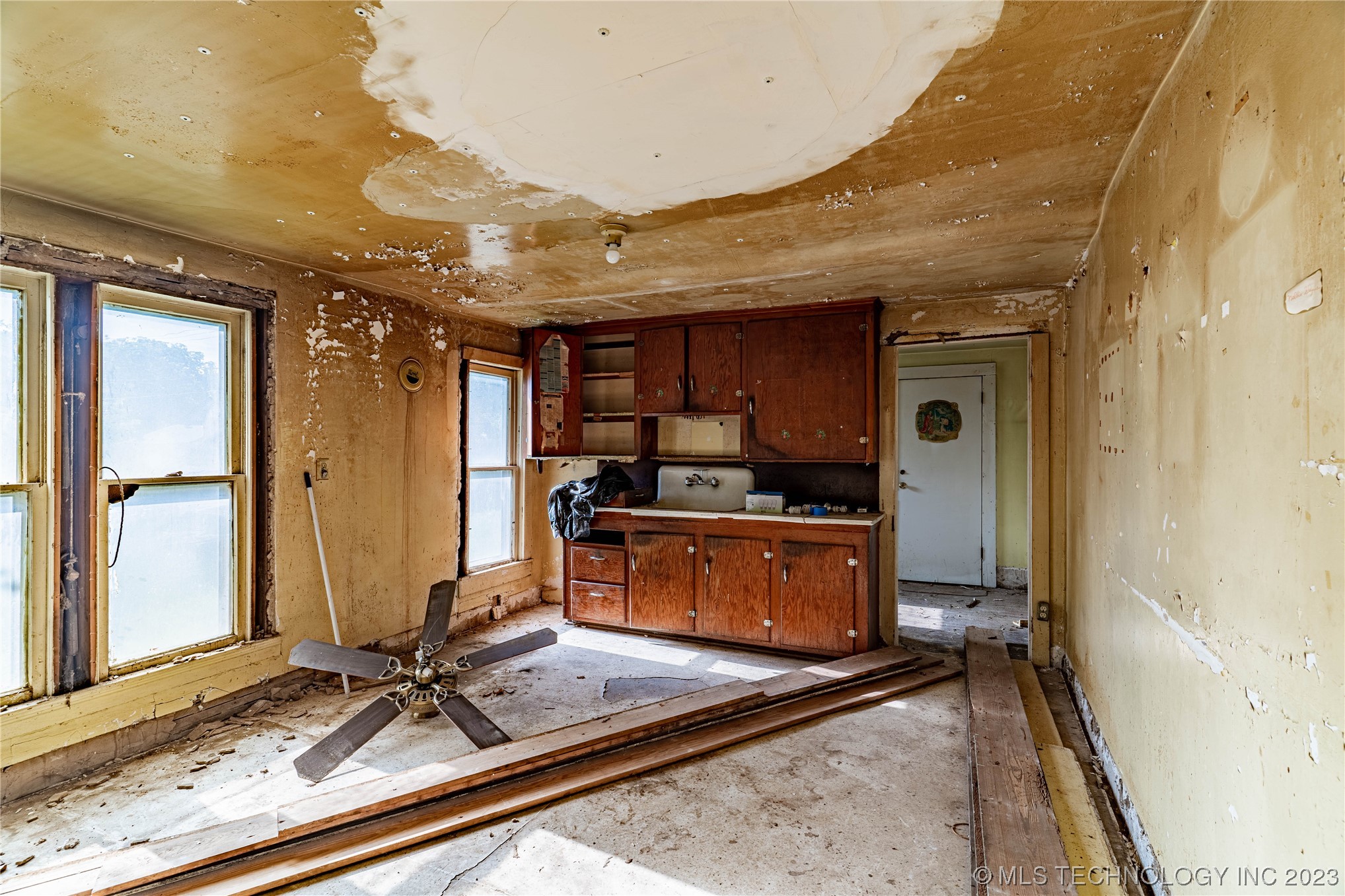 Photo 9 of 16 of 229 W 7th Avenue house