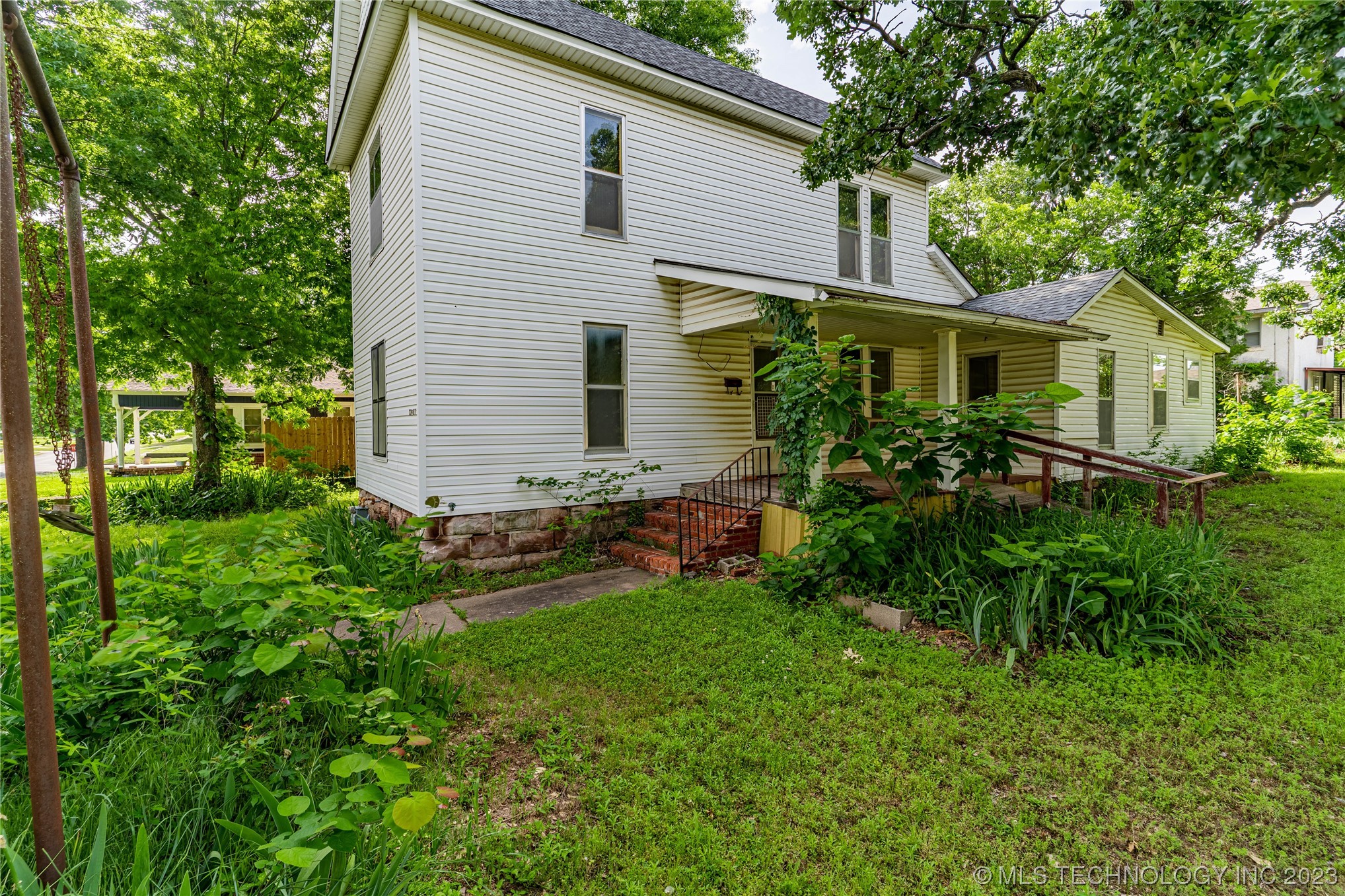 Photo 3 of 16 of 229 W 7th Avenue house