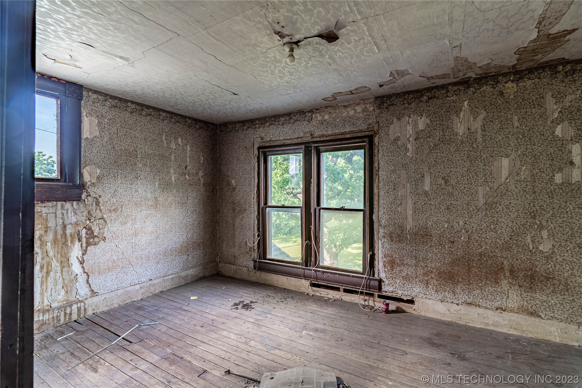 Photo 16 of 16 of 229 W 7th Avenue house