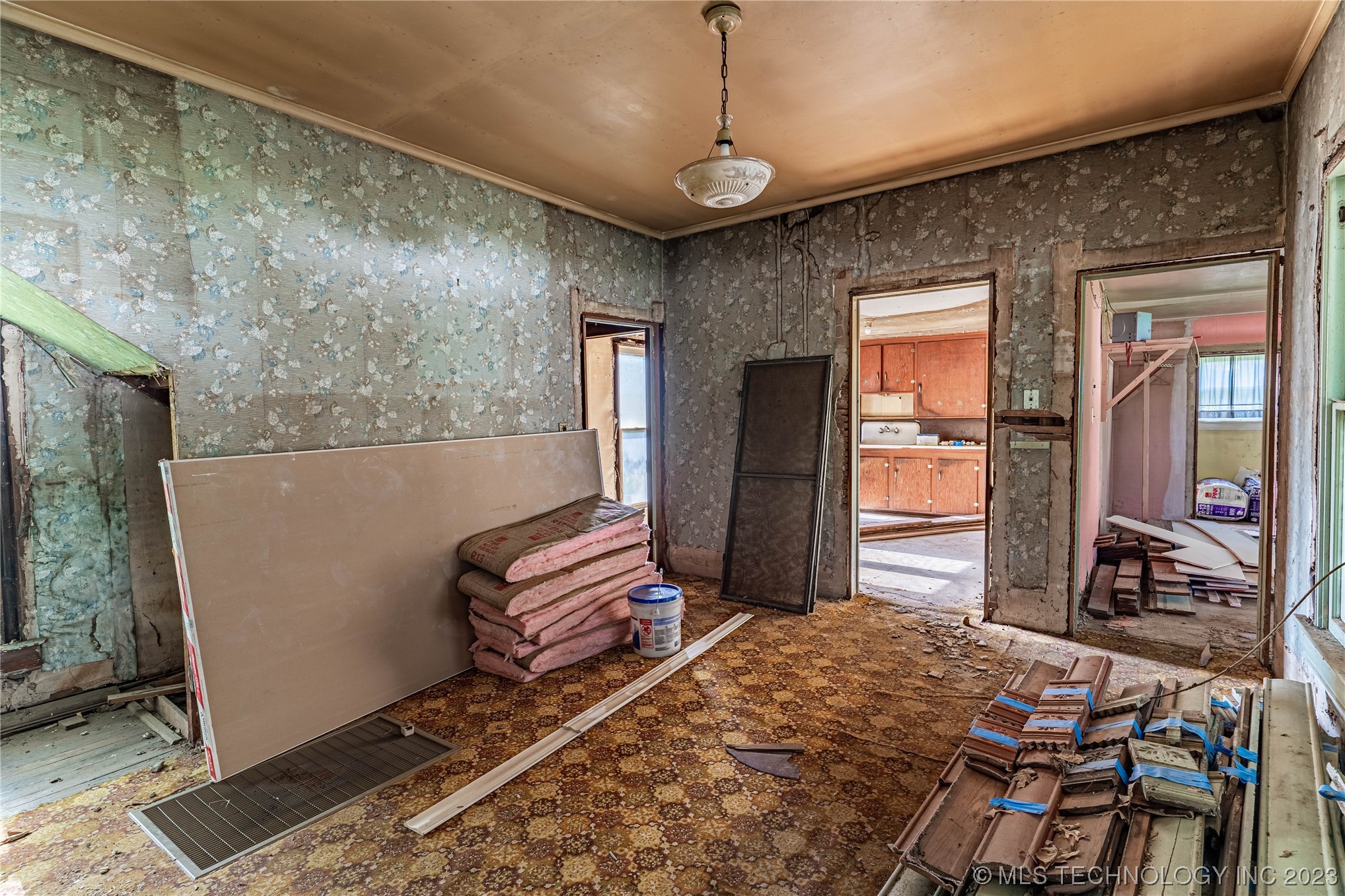 Photo 7 of 16 of 229 W 7th Avenue house