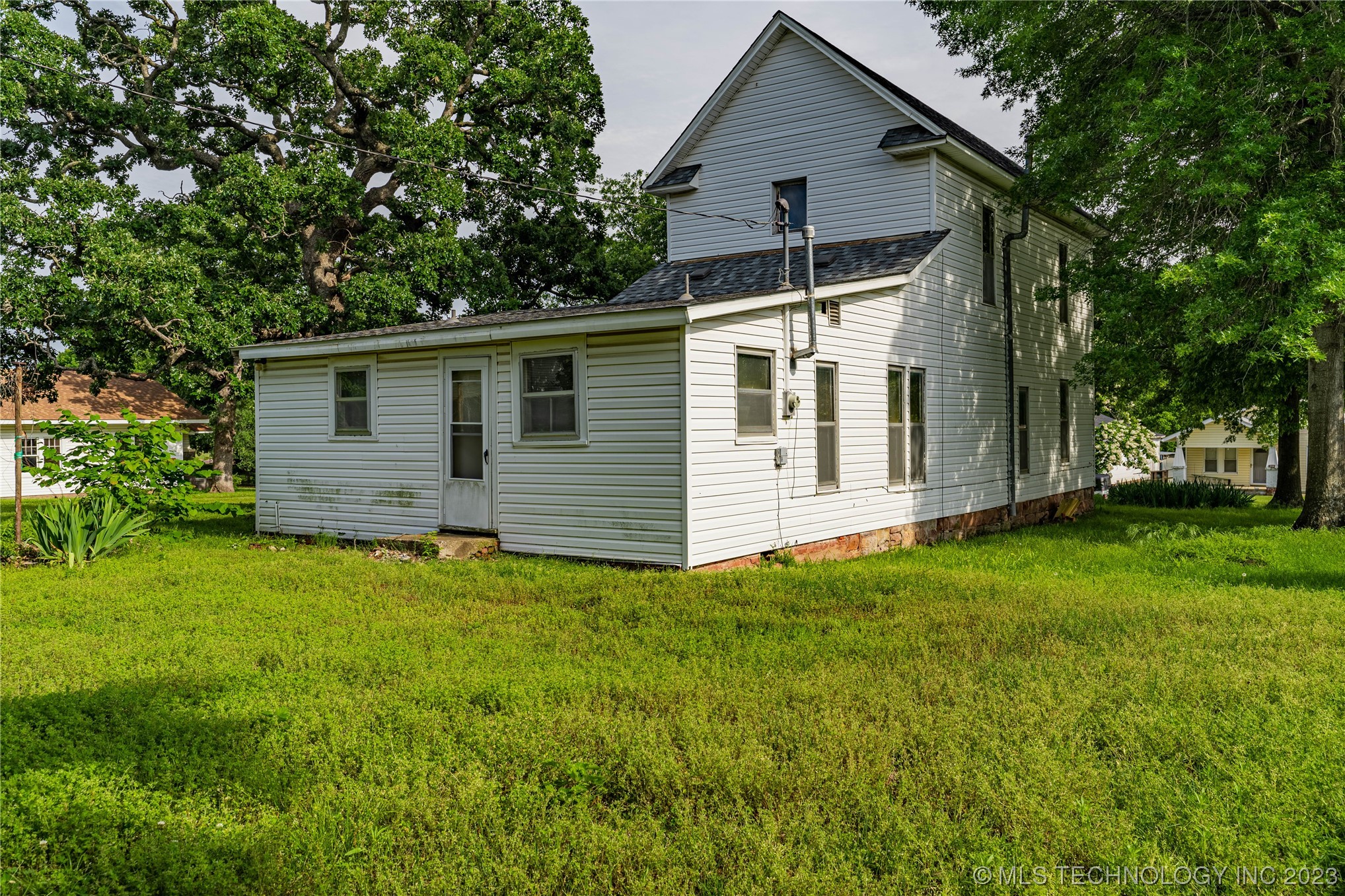 Photo 5 of 16 of 229 W 7th Avenue house