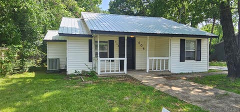 Photo of 504 S Walnut Street, Sallisaw, OK 74955 (MLS # 2616054)