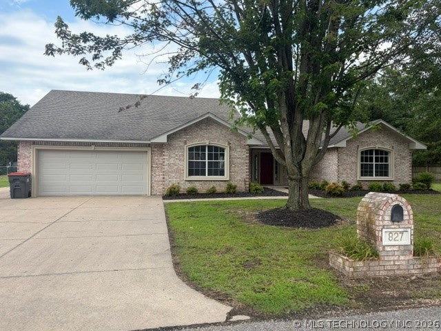 Photo 1 of 32 — 827 Chatsworth Drive, Grove, OK 74344