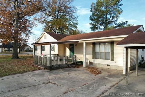 Photo of 501 W Main Street, Stigler, OK 74462 (MLS # 2550089)