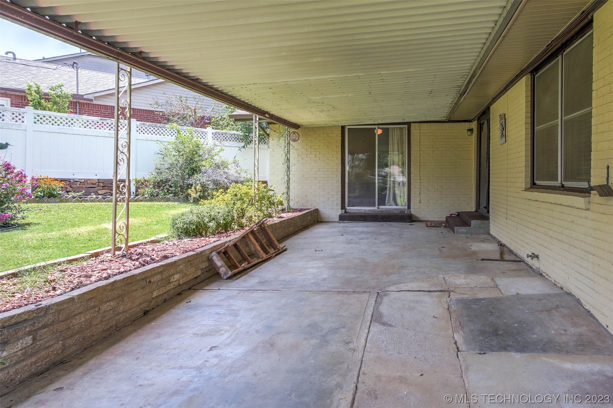 Photo 8 of 31 of 202 E Saddlerock Road house