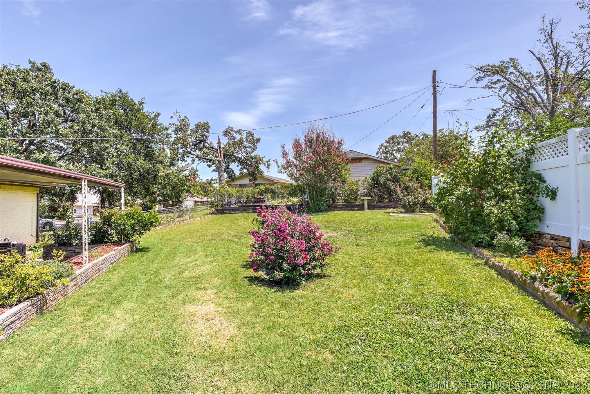 Photo 5 of 31 of 202 E Saddlerock Road house