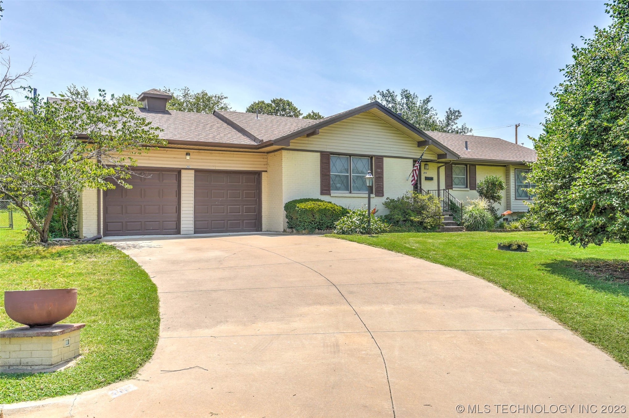 Photo 1 of 31 of 202 E Saddlerock Road house