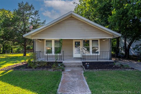 Photo of 311 F Street NE, Ardmore, OK 73401 (MLS # 2618793)
