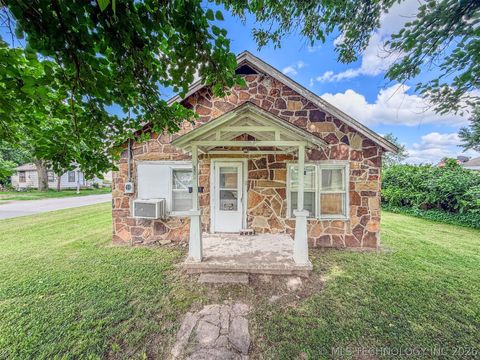 Photo of 901 S College Avenue, Tahlequah, OK 74464 (MLS # 2621412)