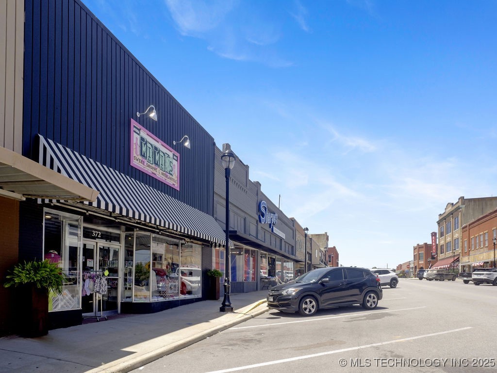 372 E Court