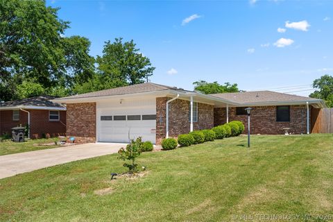 Photo of 4932 Amherst Drive, Bartlesville, OK 74006 (MLS # 2616596)
