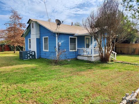 Photo of 202 N East Avenue, Tahlequah, OK 74464 (MLS # 2549148)