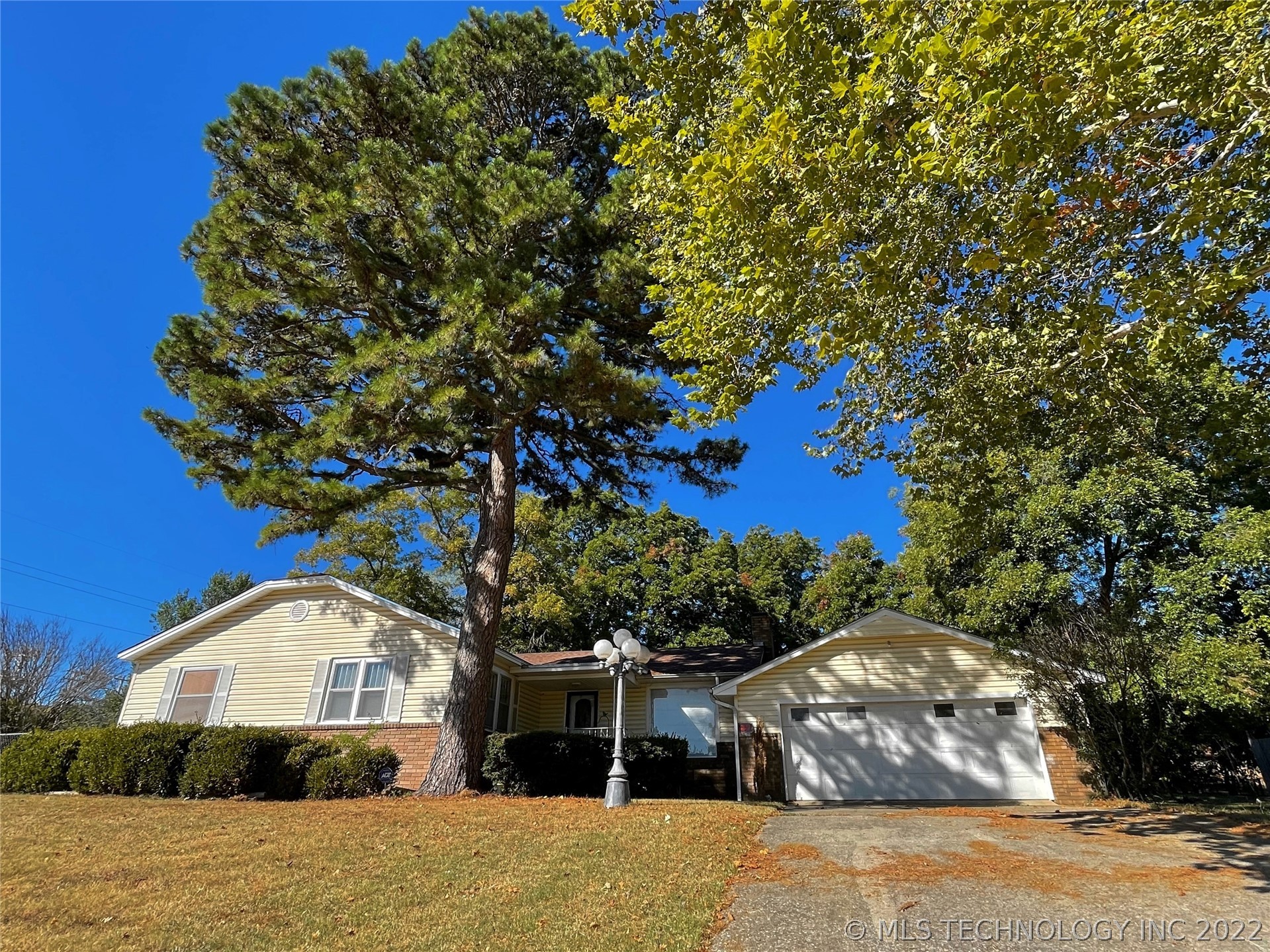 Photo 1 of 33 of 1307 S Hitchite Avenue house