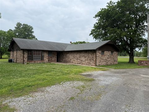 Photo of 4801 S Country Club RD, Muskogee, OK 74403 (MLS # 2616491)