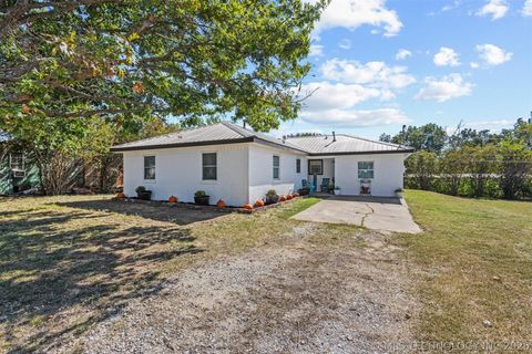 Photo of 110 E Main, Achille, OK 74720 (MLS # 2612915)