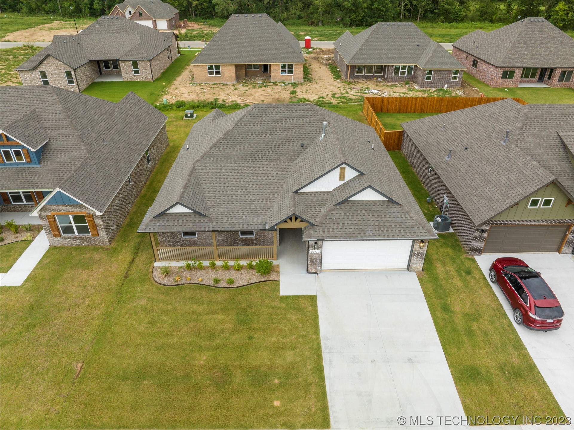 Photo 6 of 40 of 10719 S 280th Avenue house