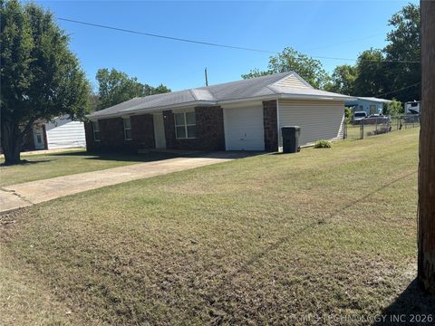 Photo of 901 N Kern Avenue, Okmulgee, OK 74447 (MLS # 2617124)