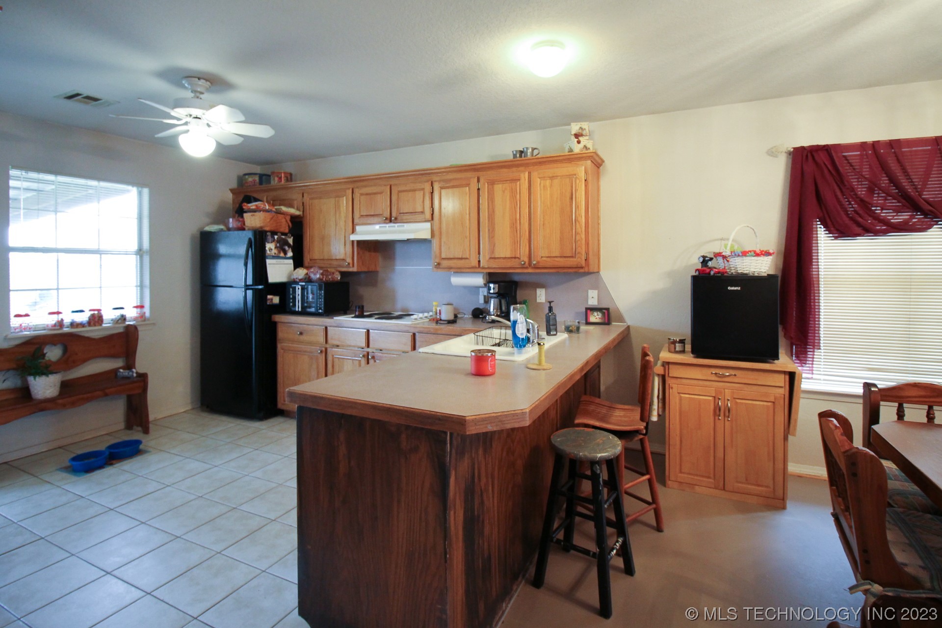 Photo 5 of 15 of 613 S Hiawatha Street house