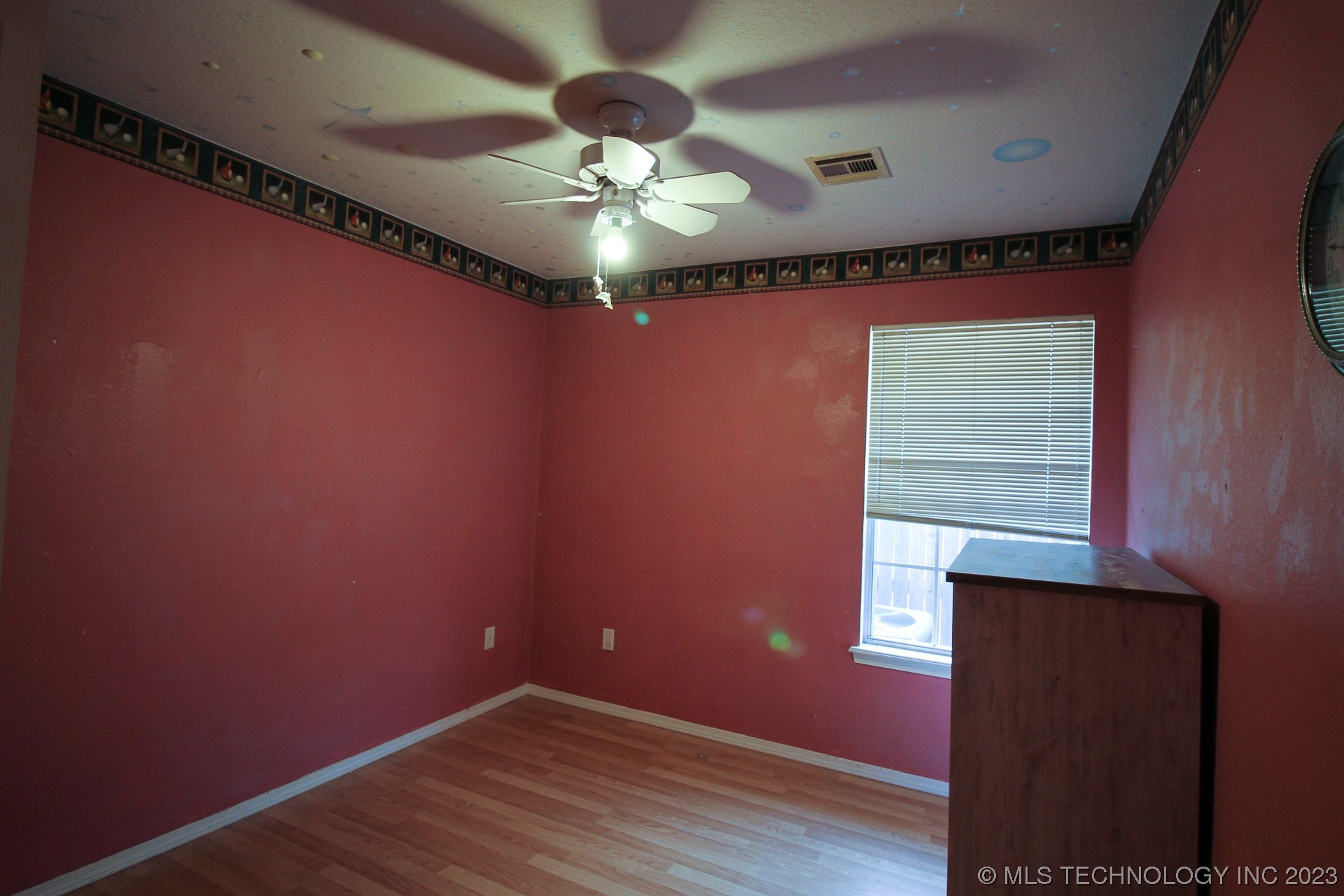 Photo 6 of 15 of 613 S Hiawatha Street house