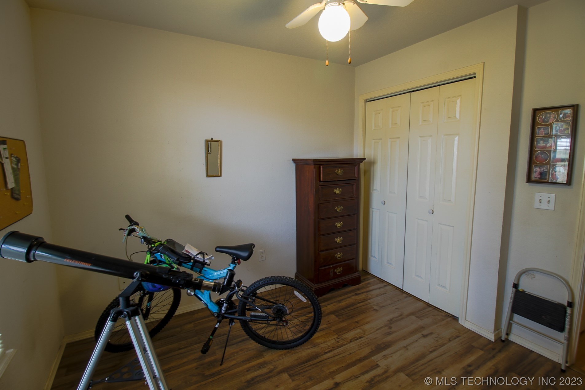 Photo 11 of 15 of 613 S Hiawatha Street house