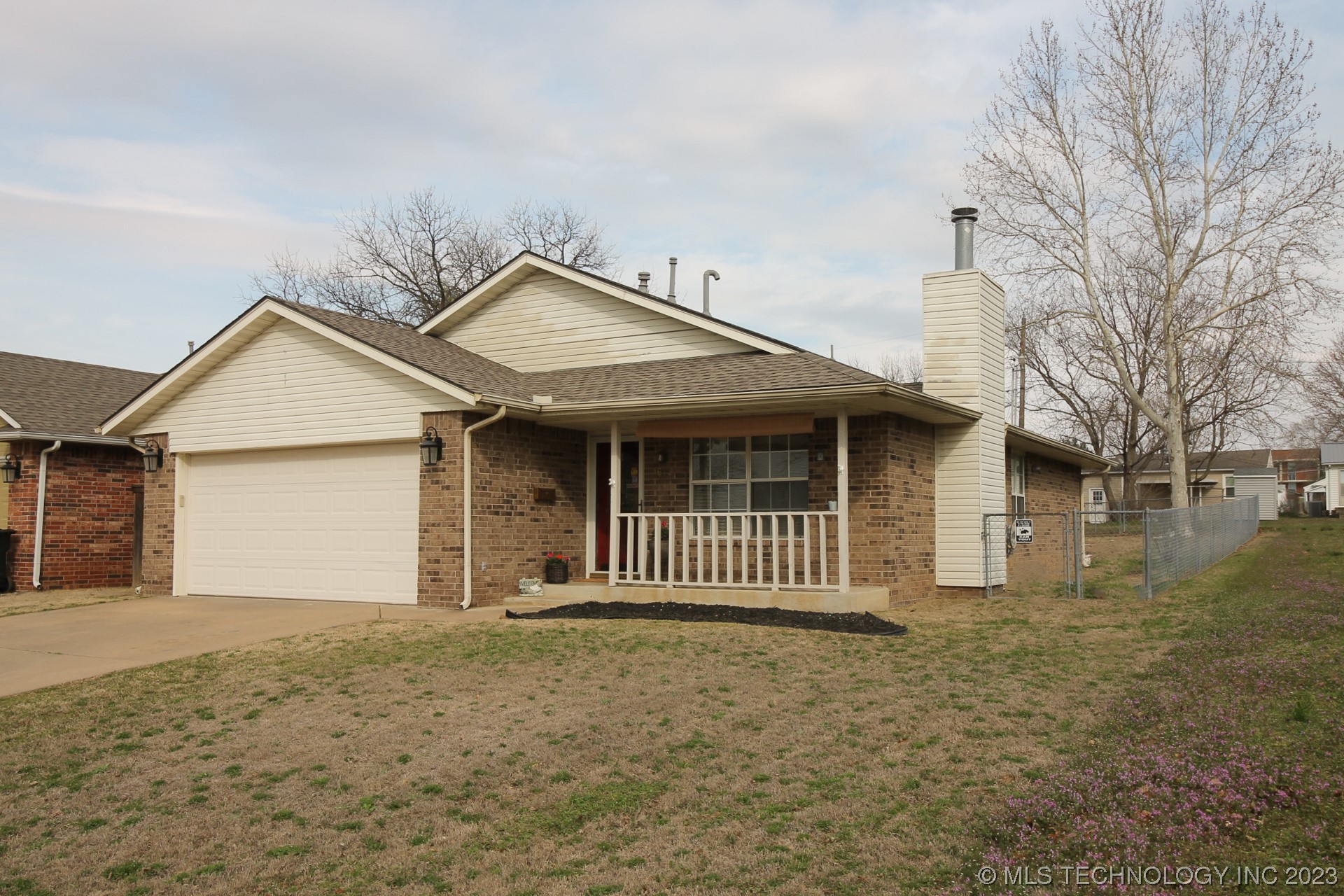 Photo 1 of 15 of 613 S Hiawatha Street house