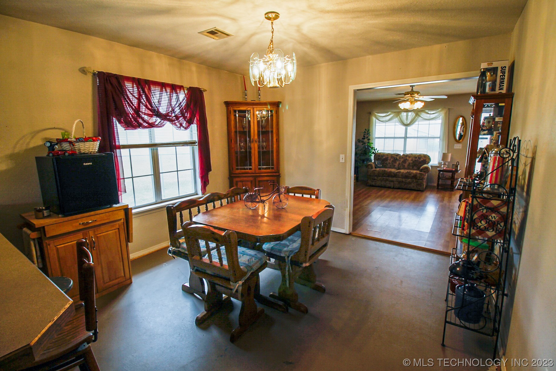 Photo 3 of 15 of 613 S Hiawatha Street house