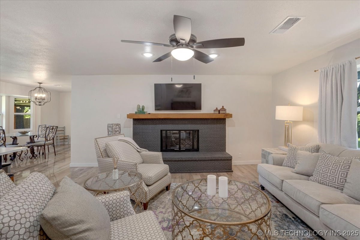 1930 W Mockingbird Lane