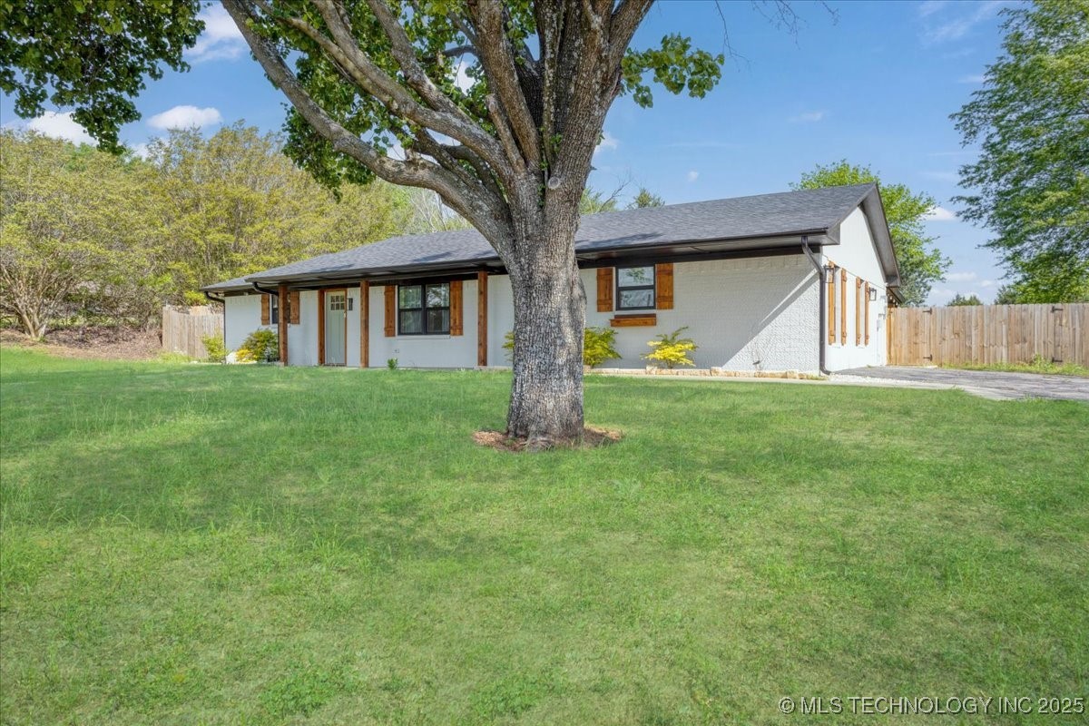 1930 W Mockingbird Lane