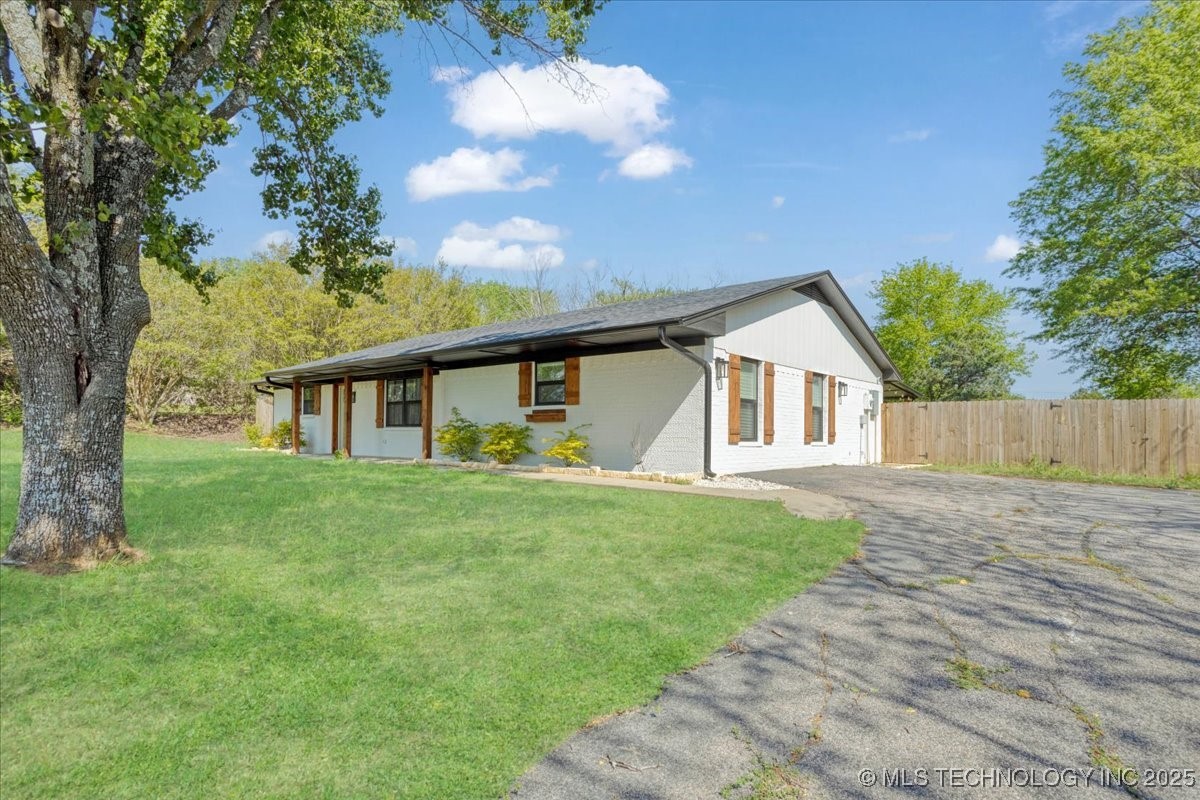1930 W Mockingbird Lane