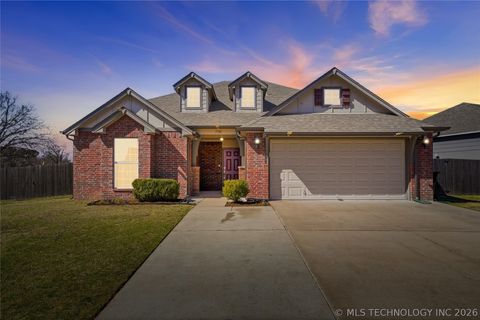 Photo of 7314 S Laurel Place, Broken Arrow, OK 74011 (MLS # 2607118)