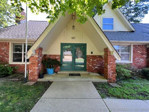 Single Family Residence in Broken Arrow OK 4005 Maple Avenue.jpg