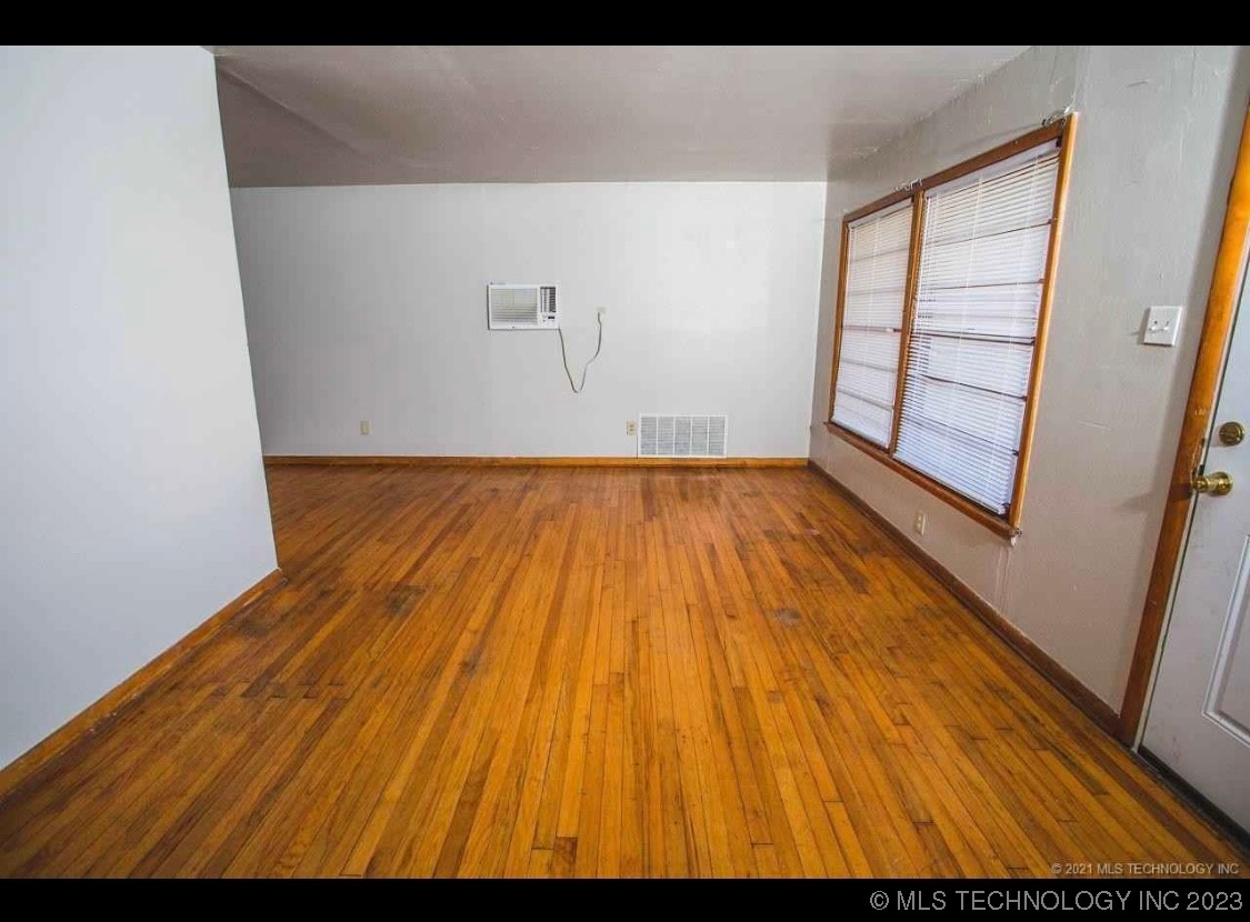 Photo 9 of 9 of 512 Maxwell NW house