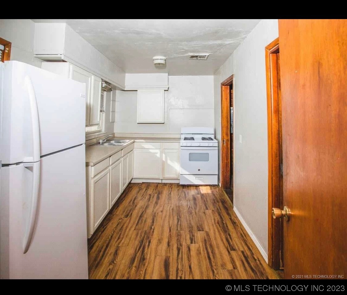Photo 6 of 9 of 512 Maxwell NW house