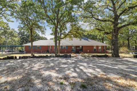 Photo of 4042 3rd Ave NE, Ardmore, OK 73401 (MLS # 2620180)