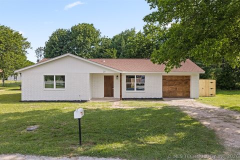 Photo of 21 Park Street, Lone Grove, OK 73443 (MLS # 2616401)