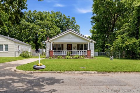 Photo of 1308 Summit Street, Muskogee, OK 74403 (MLS # 2625252)