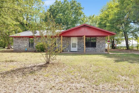 805 W 1st Street Hugo OK 74743