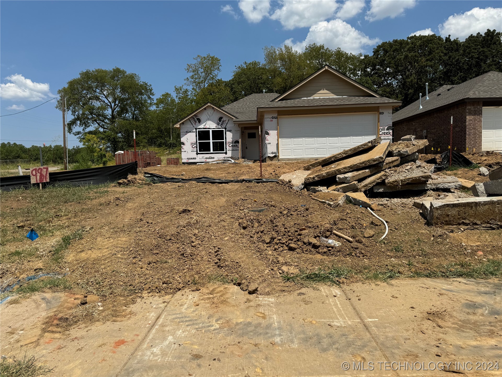 Photo 2 of 2 of 987 W Bryan Avenue house