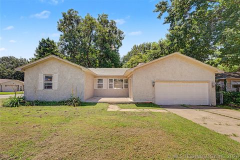 Photo of 503 W Toledo Place, Broken Arrow, OK 74012 (MLS # 2624224)