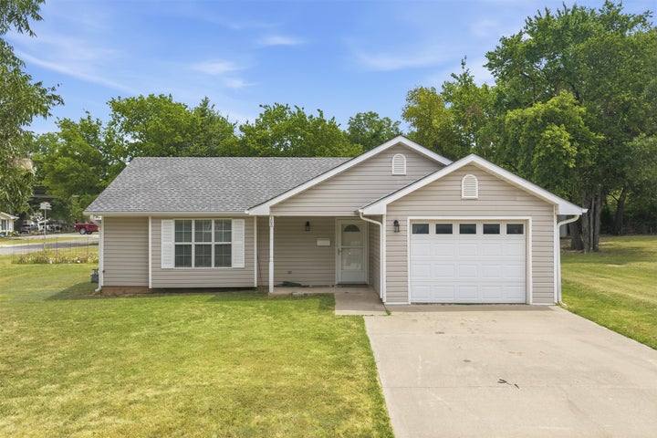 Photo 1 of 33 — 308 N 4th, Davis, OK 73030