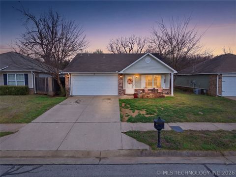 Photo of 91 E Fairlane Court, Sapulpa, OK 74066 (MLS # 2608041)