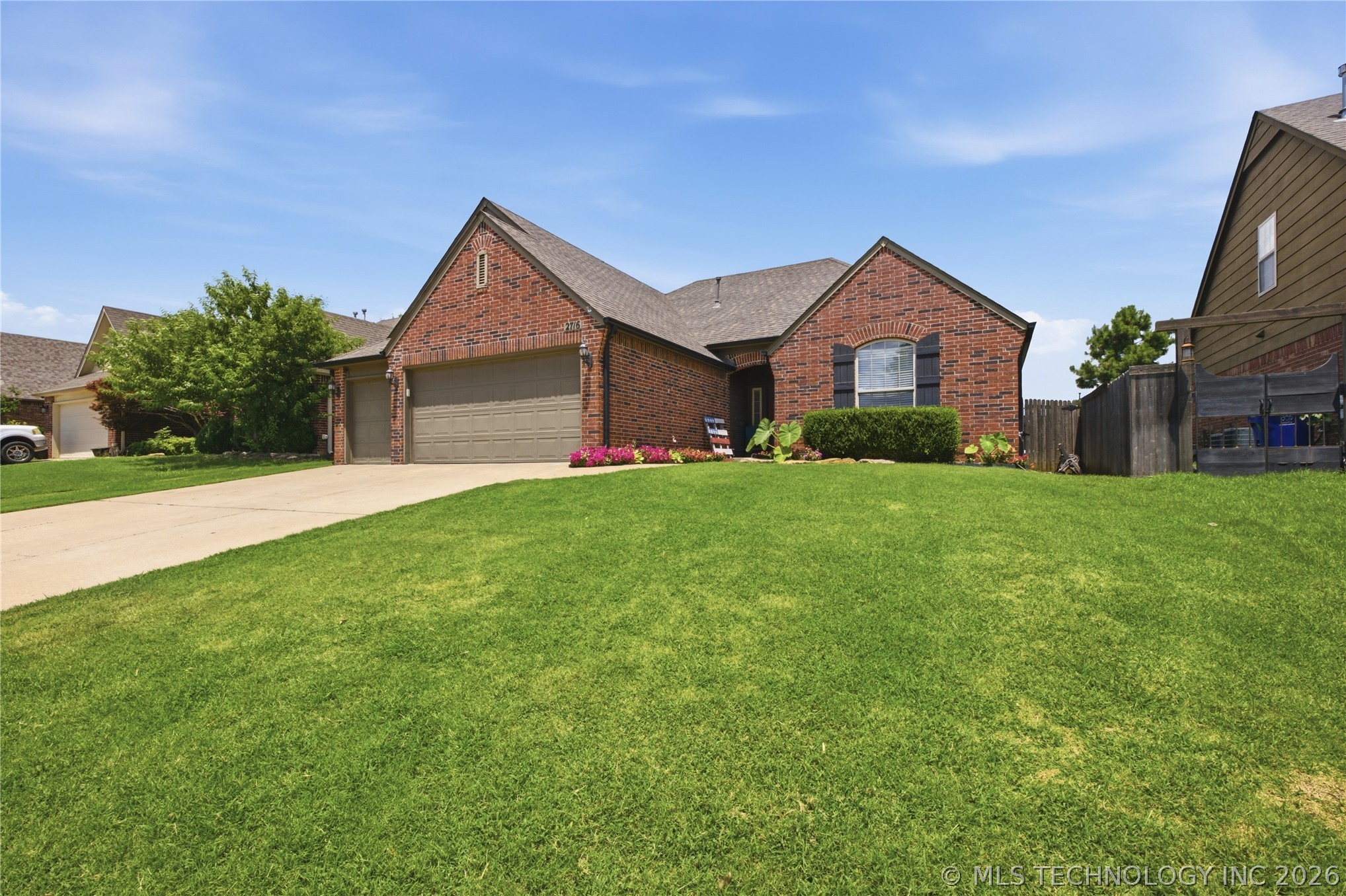 2716 W Pensacola Street - Photo 2