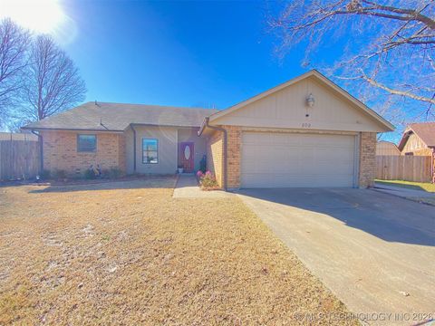 Photo of 809 Warwick Drive, Muskogee, OK 74403 (MLS # 2602750)